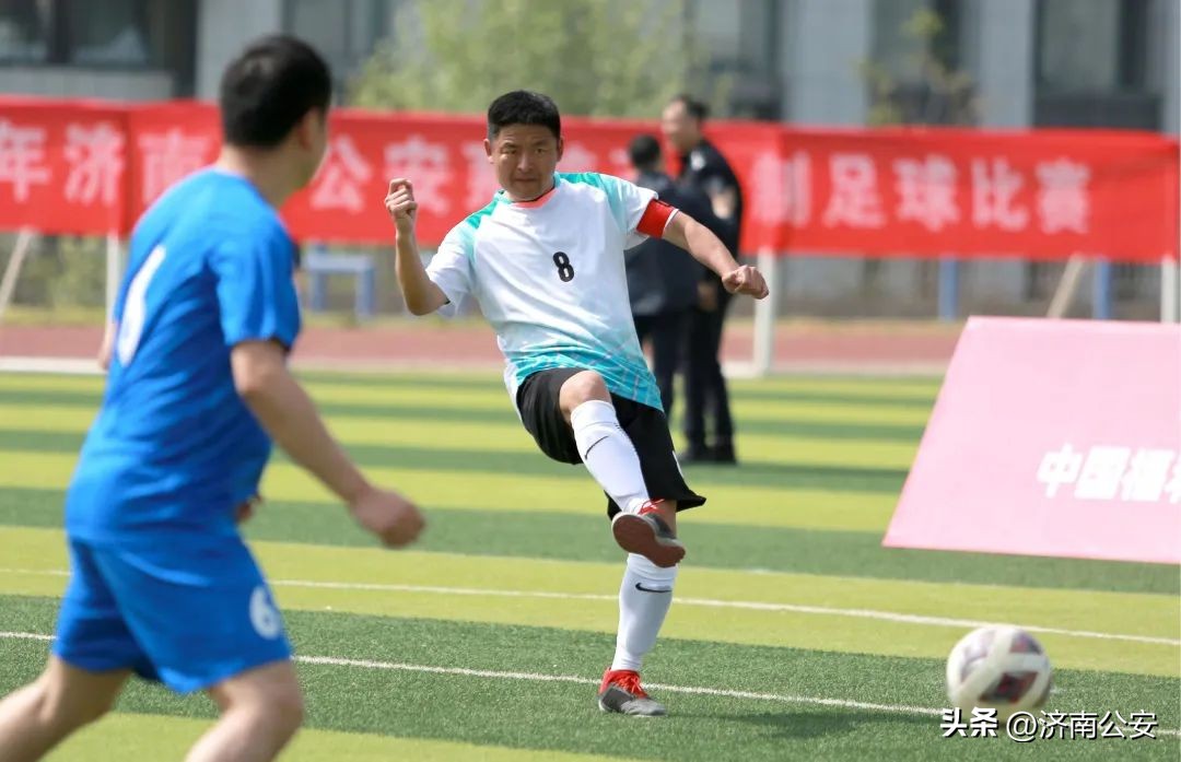 瞧瞧～警察队伍里的“足球小子”！