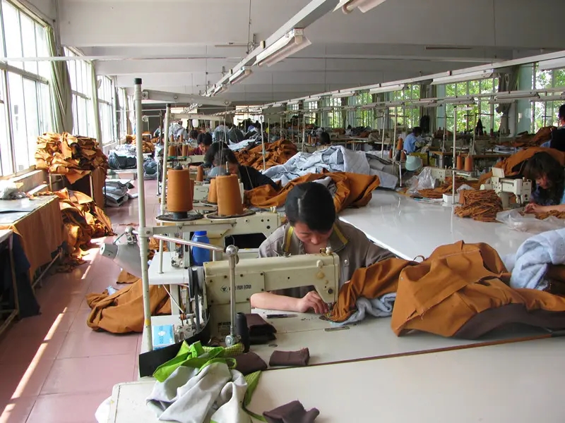 新买的衣服为什么有股味,新买的衣服有股臭味是什么原因