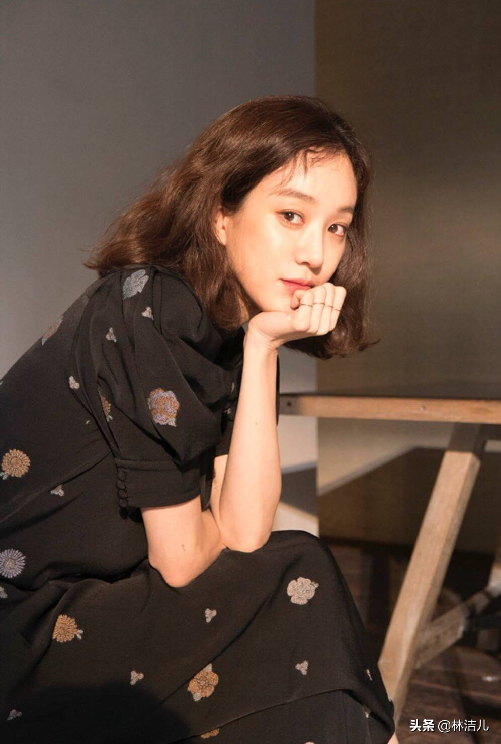 郑丽媛是长脸女星代表？她的妆容好有心机，简单6步就能缩短中庭