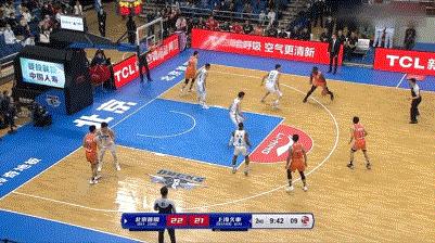 京城的篮筐被砸变形了吧，解立彬的战术板是公开的秘密