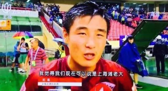 上海的天空是蓝色还是红色,上海的天空是蓝色的