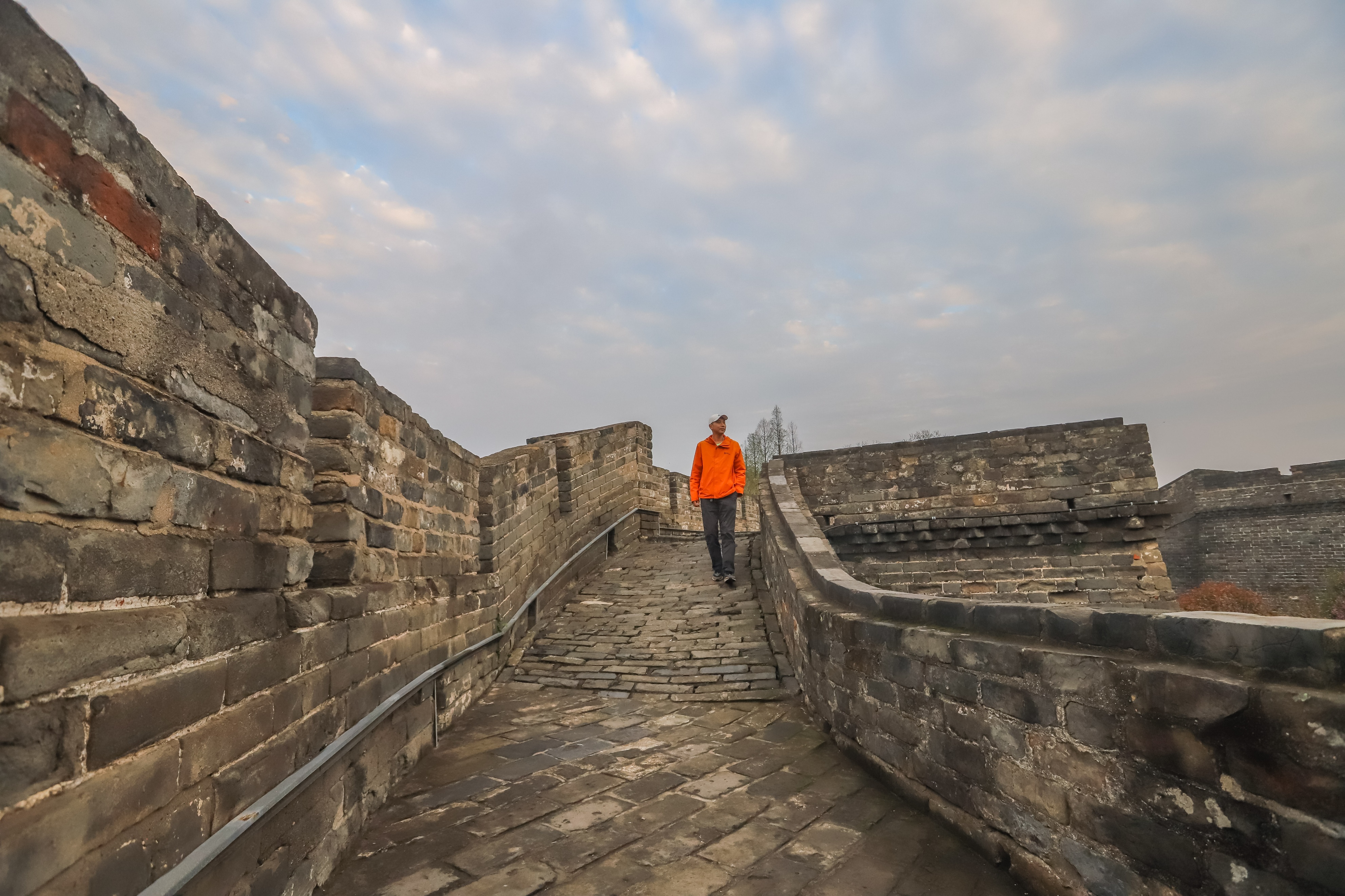 荆州古城墙的历史和照片,襄阳古城墙和荆州古城墙哪个完整