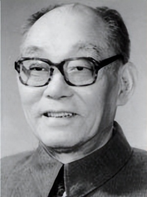 52年毛主席游孔林，突听“砰”一声响，他问孔子后人：这常打枪吗