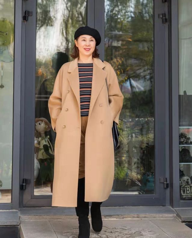 60岁奶奶高级感秋季穿搭图文,驼色大衣搭配老年人