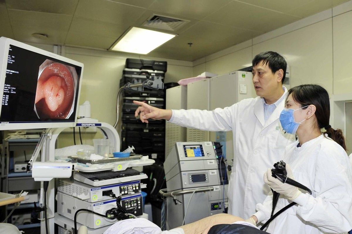 大便前头干硬后边软粘是怎么回事,上厕所时大便前头干硬后边软粘