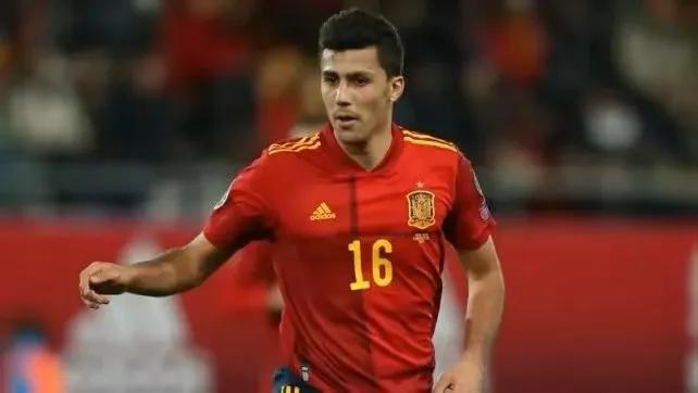 小白看足球赛,小白看篮球