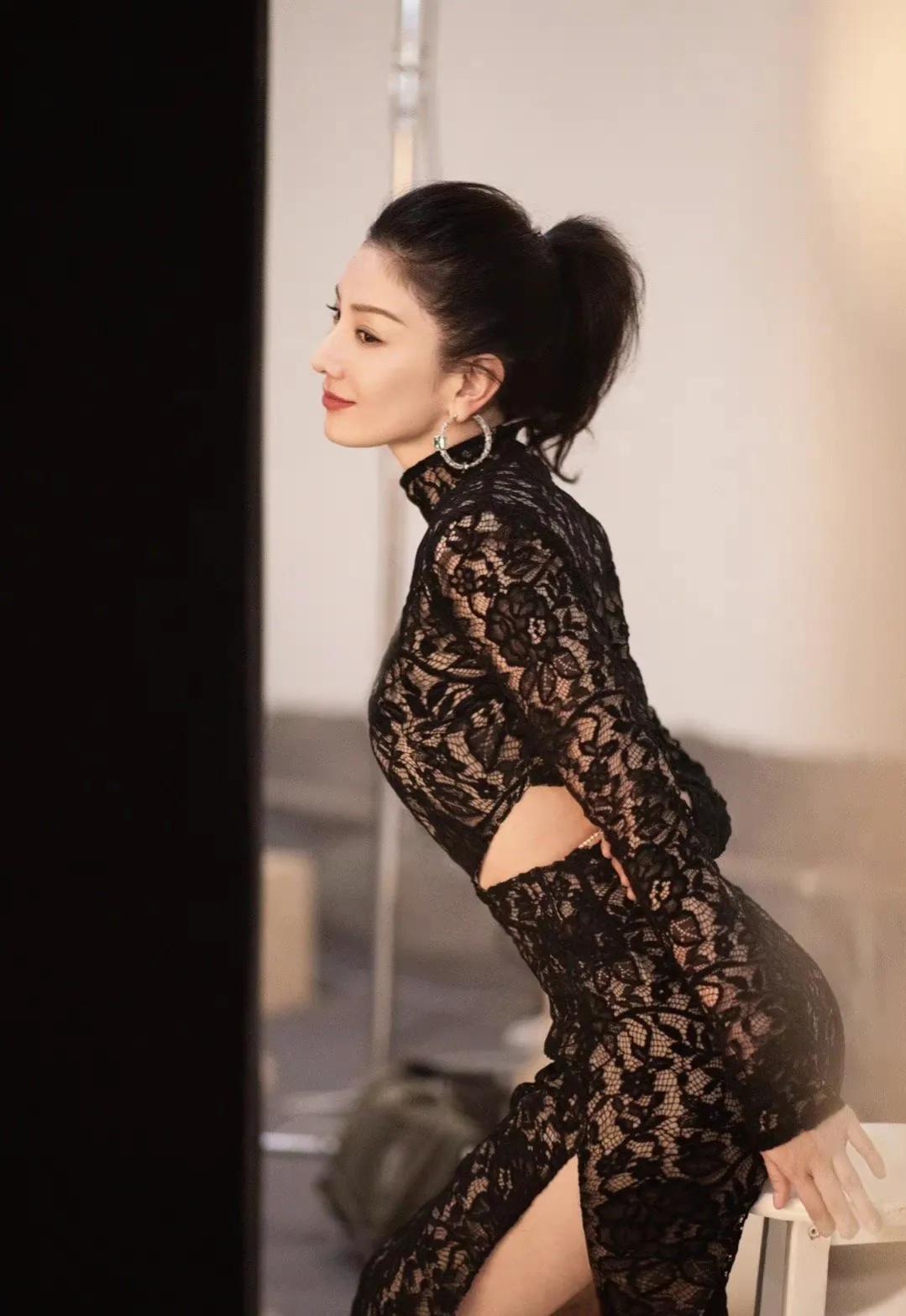 黄奕穿丝绸睡袍身材太好了，成熟有韵味女人好迷人