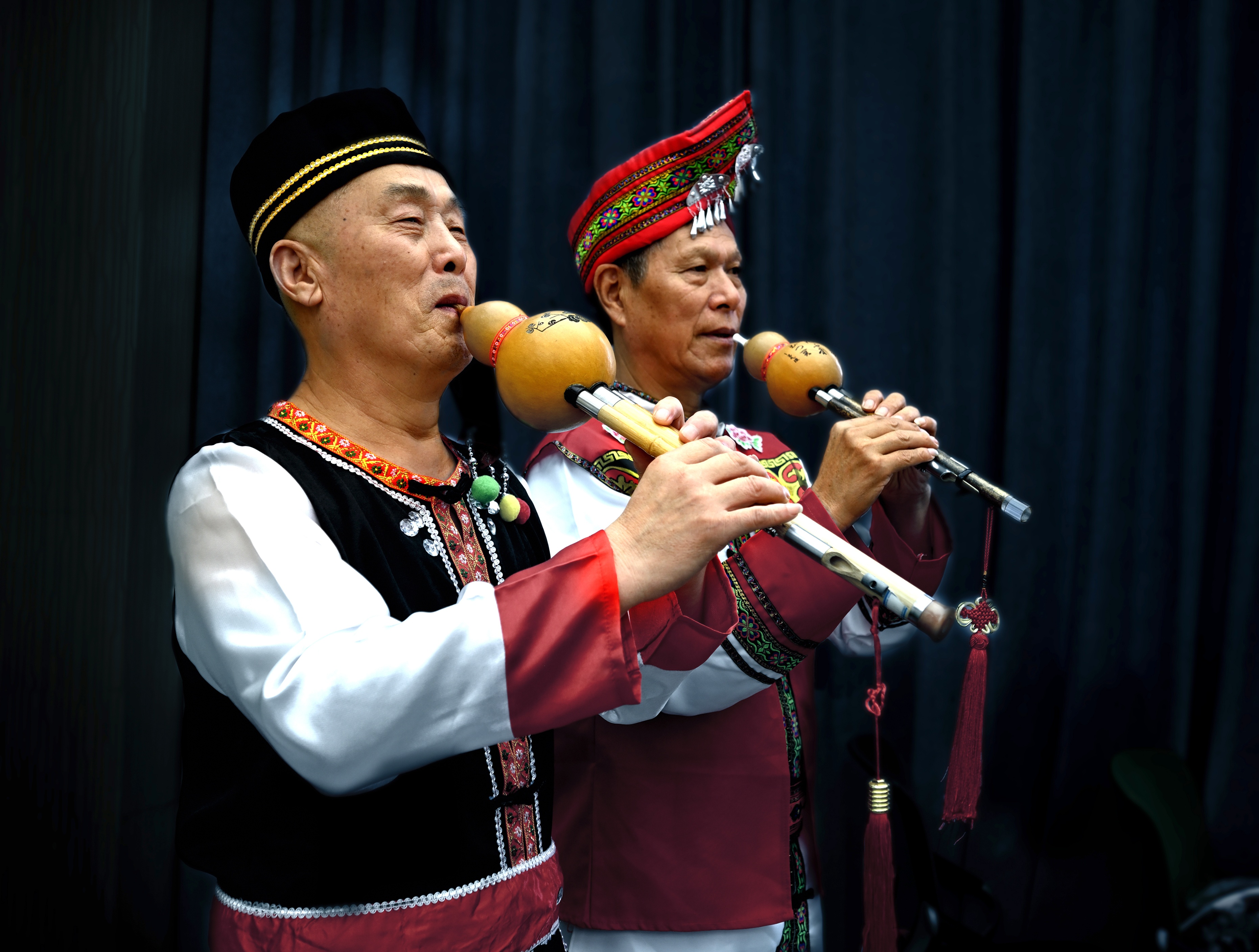 上海的老年人补贴在什么卡领取,上海的老年人相亲公园在哪