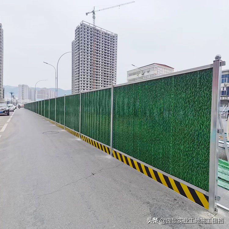 小草彩钢夹芯板围挡价格,小草印花彩钢围挡厂家直销