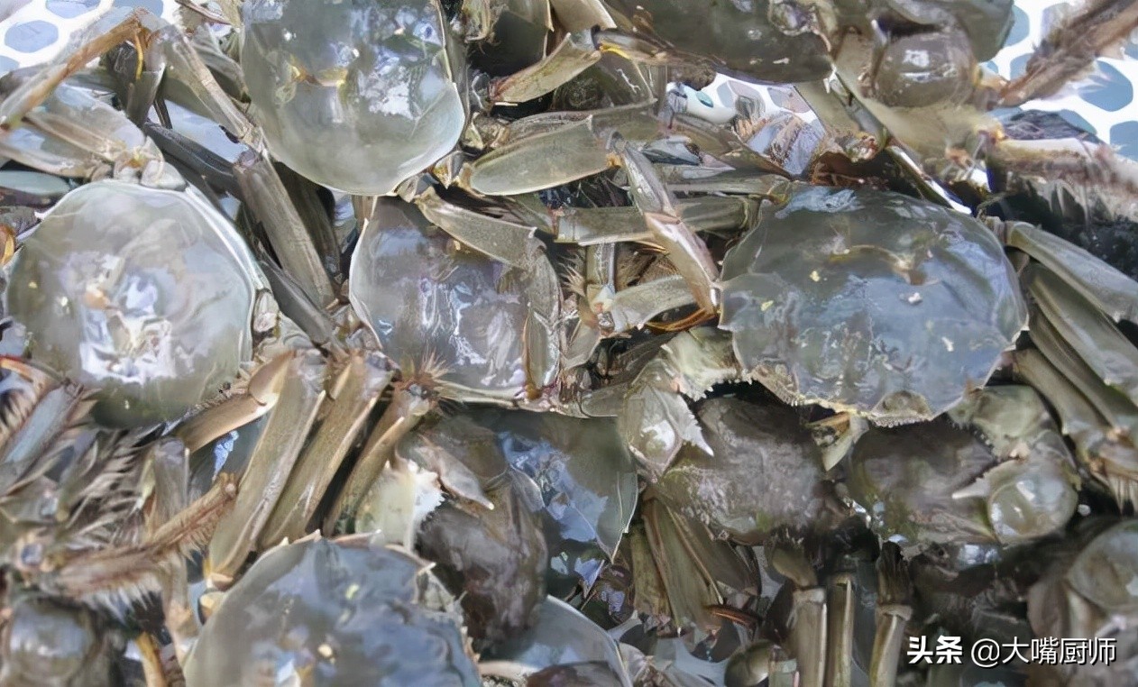 活螃蟹如何保存才能放时间长,新鲜螃蟹是养着还是放冰箱里