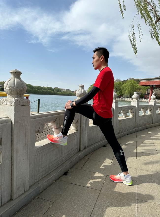 一双助力你摆脱平庸，突破自我的碳板跑鞋