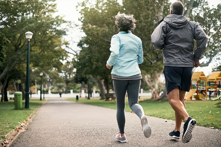 建议子女转告父母：睡前2小时，做到“5喝2不做”，轻松入眠