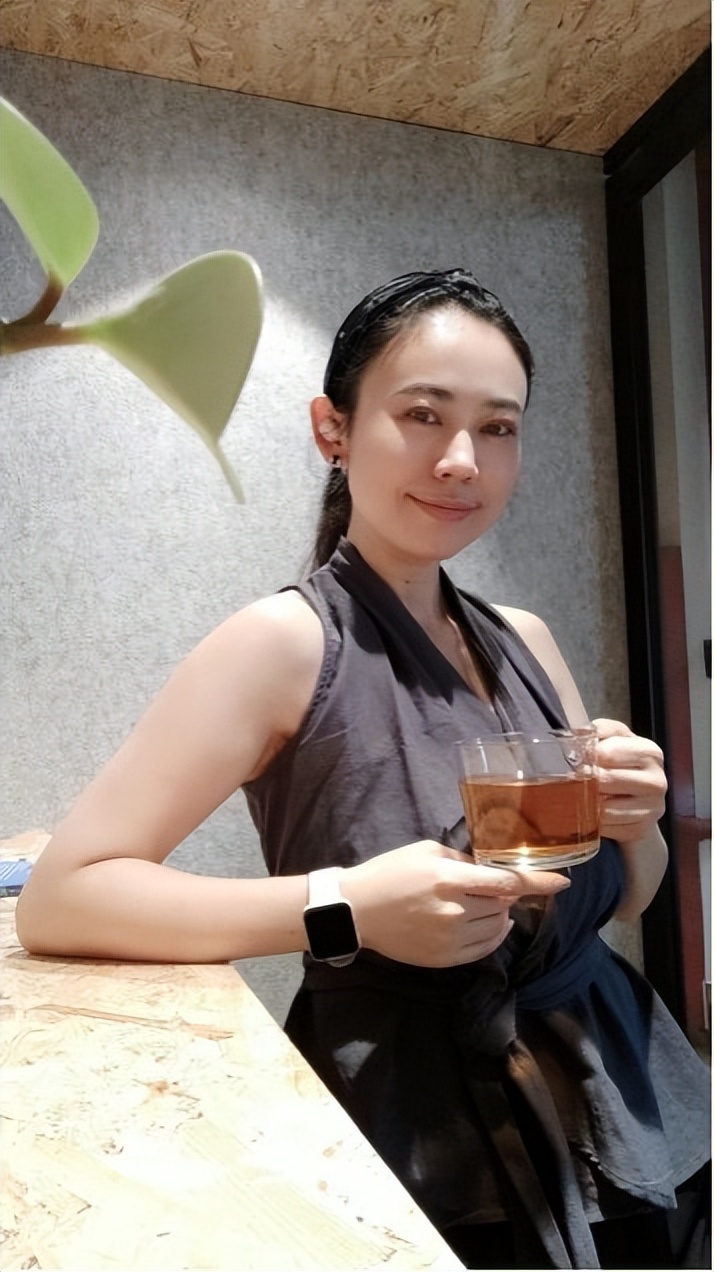 我央视导演，业余开滴滴、网店，做很多副业，一有时间就想着赚钱