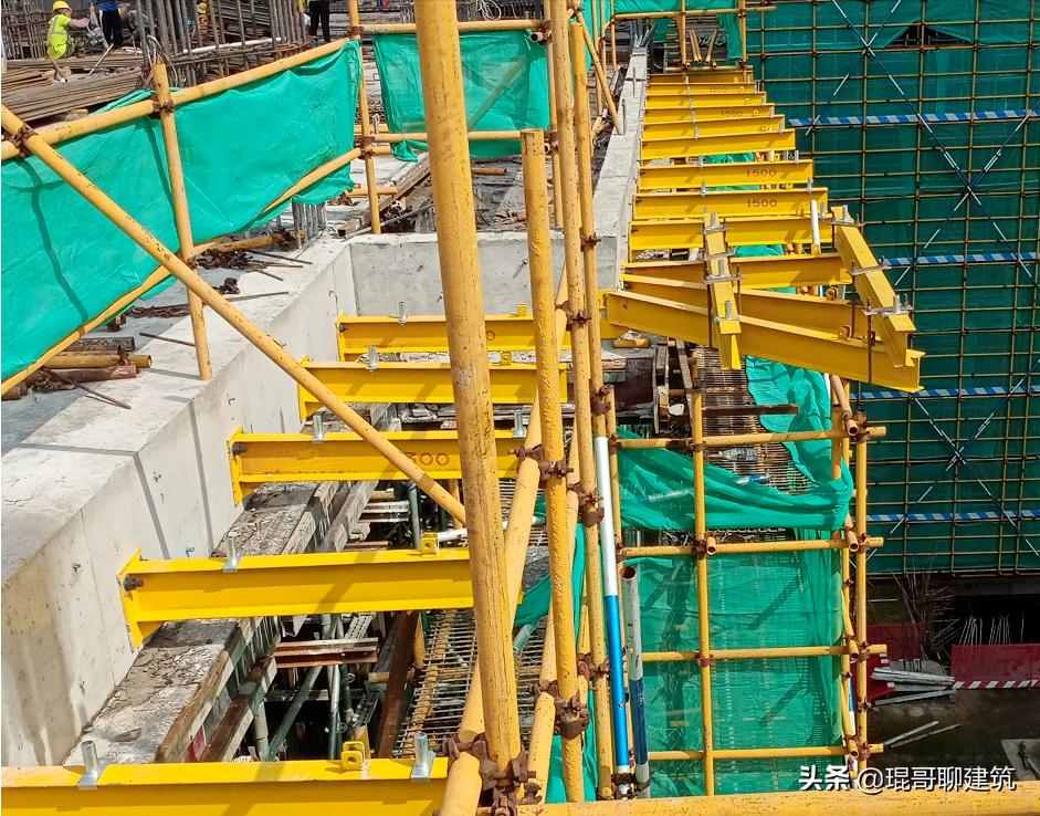 新型悬挑架全套图纸大全集,新型悬挑架半预埋和穿墙哪个安全