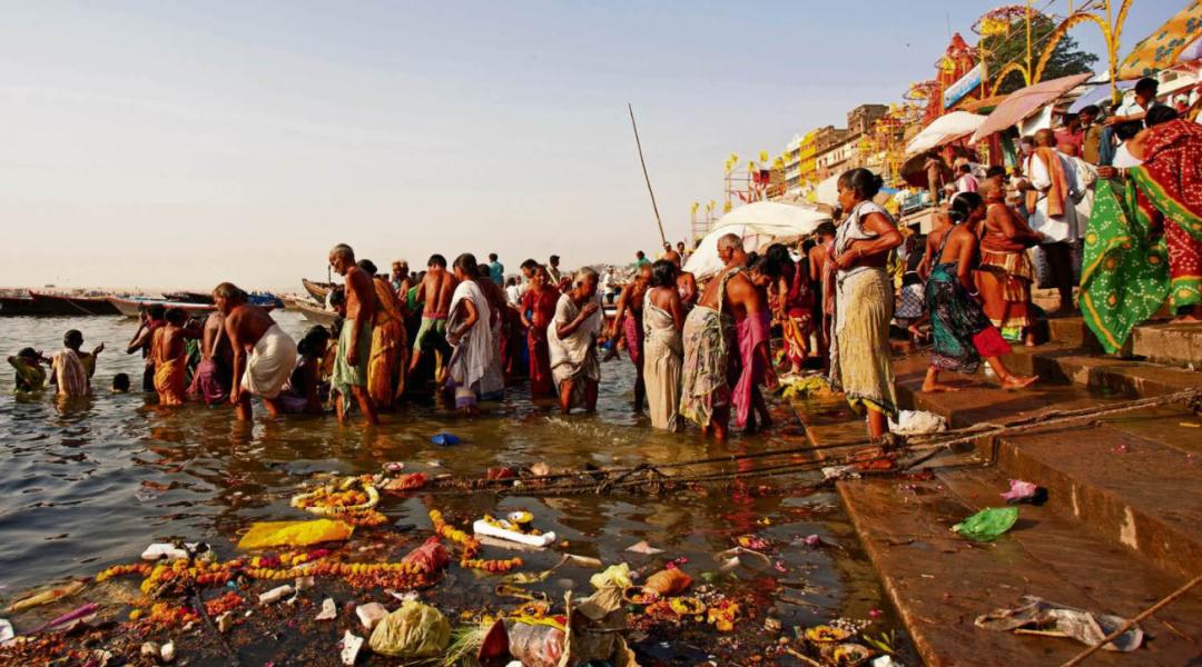 印度恒河用网抓清道夫,清道夫恒河印度