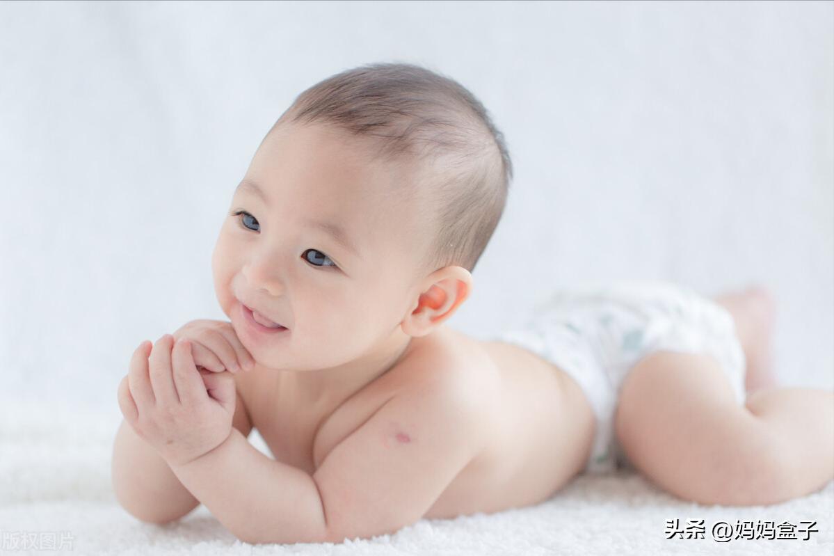 新手爸妈赶紧看过来,新手爸妈给宝宝穿纸尿裤方法