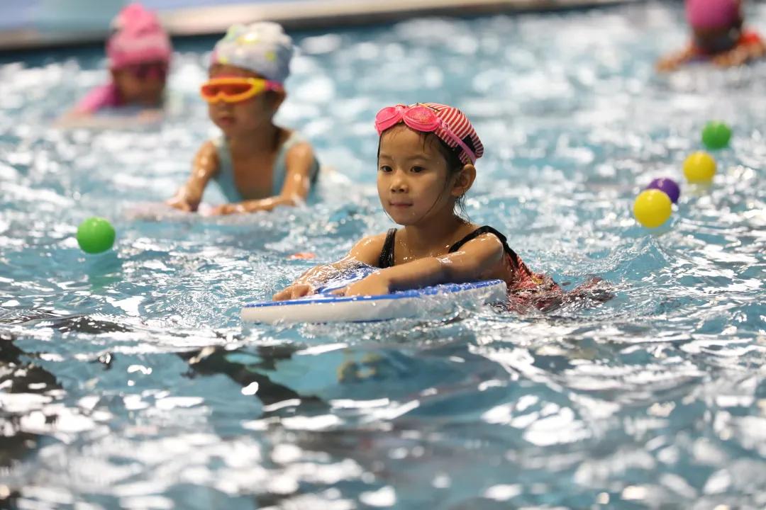 英才小学游泳课,新英才游泳