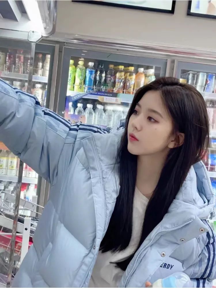 羽绒服卫衣裙搭配,今年流行穿搭羽绒服加什么靴子