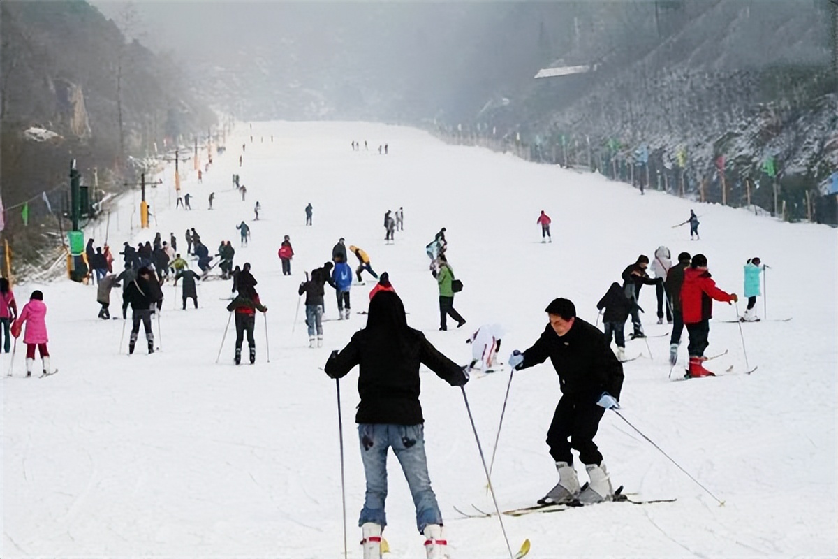 西安一年四季都能练滑雪的地方,西安哪个滑雪场适合嬉雪