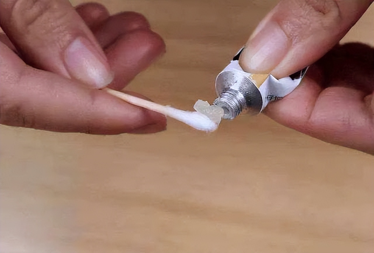 红霉素软膏可以涂在眼下吗,红霉素软膏涂眼睛后果