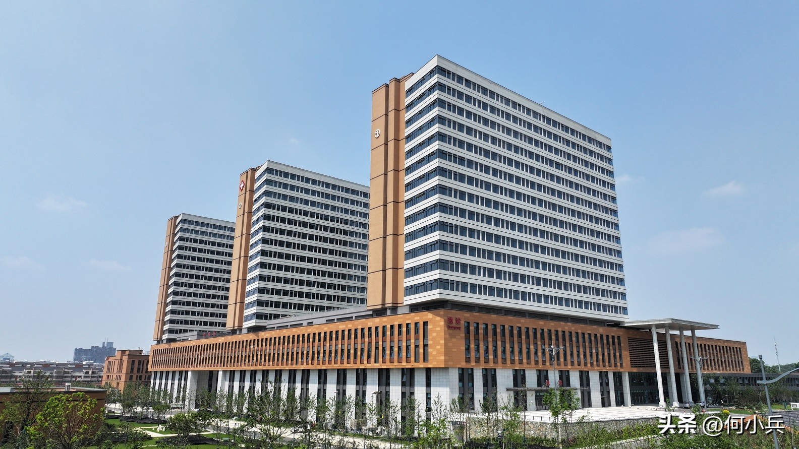 宜兴市人民医院新院区停车位,宜兴人民医院新院区从哪里进去啊