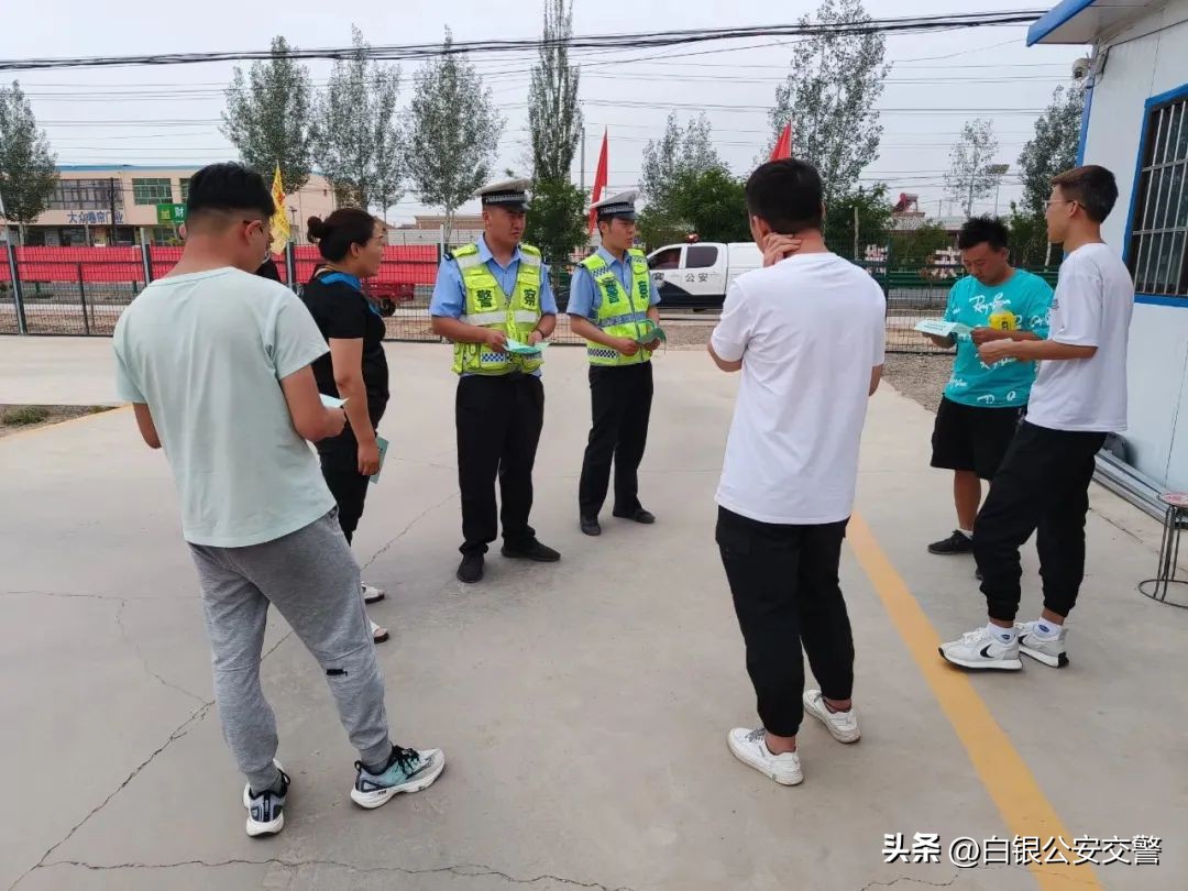 【暑期交通安全】暑期迎来“学车热”交警宣传进驾校把好安全“方向盘”