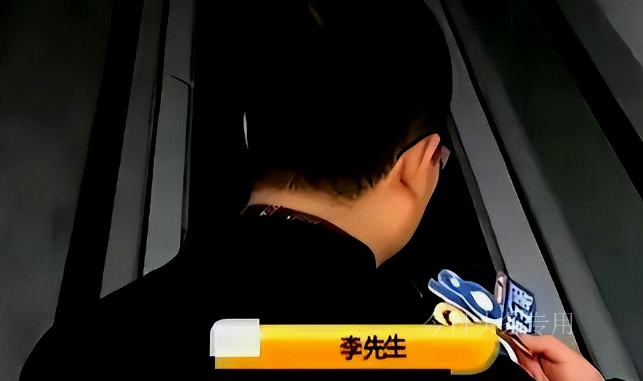 按摩店里*技师女**抚摸男子*体下**，男子见状大吼我是来享受正规服务