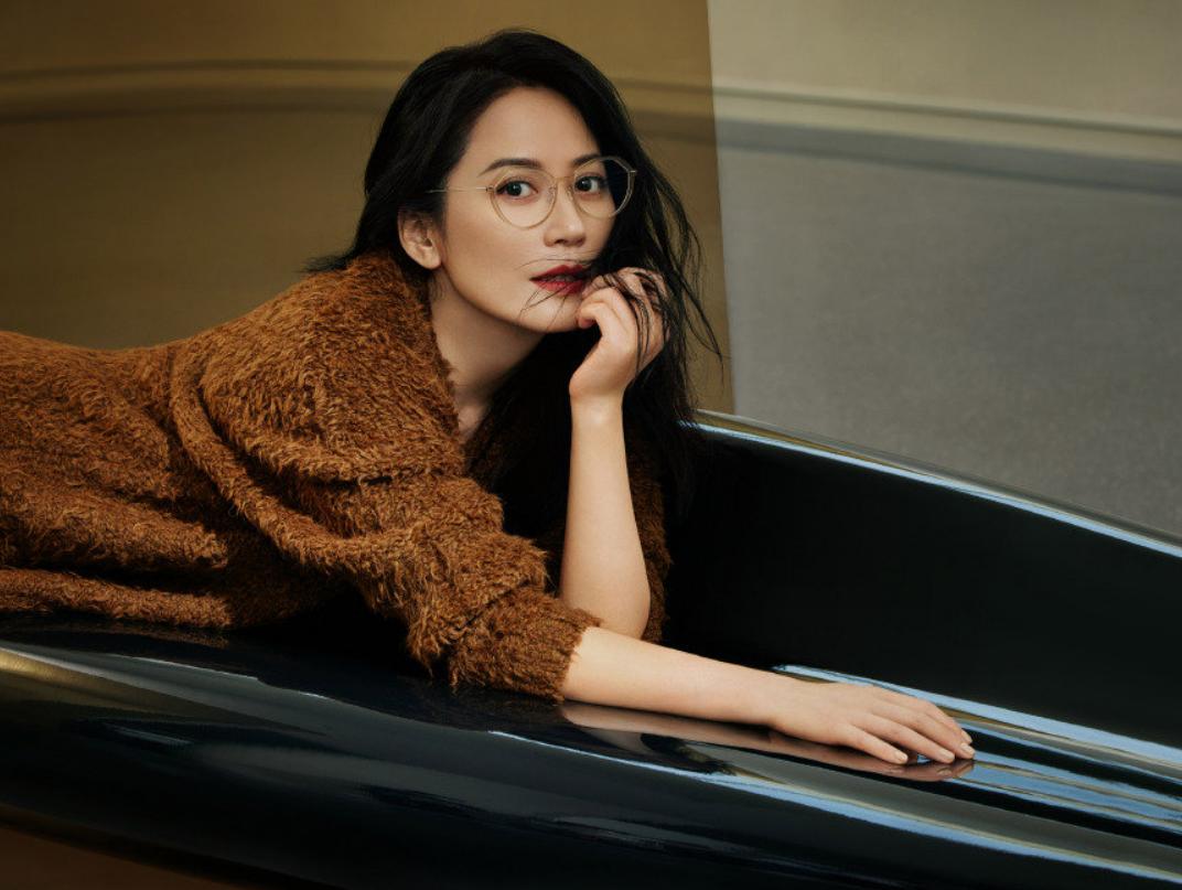 俞飞鸿穿低领长裙,俞飞鸿粉裙优雅知性写真