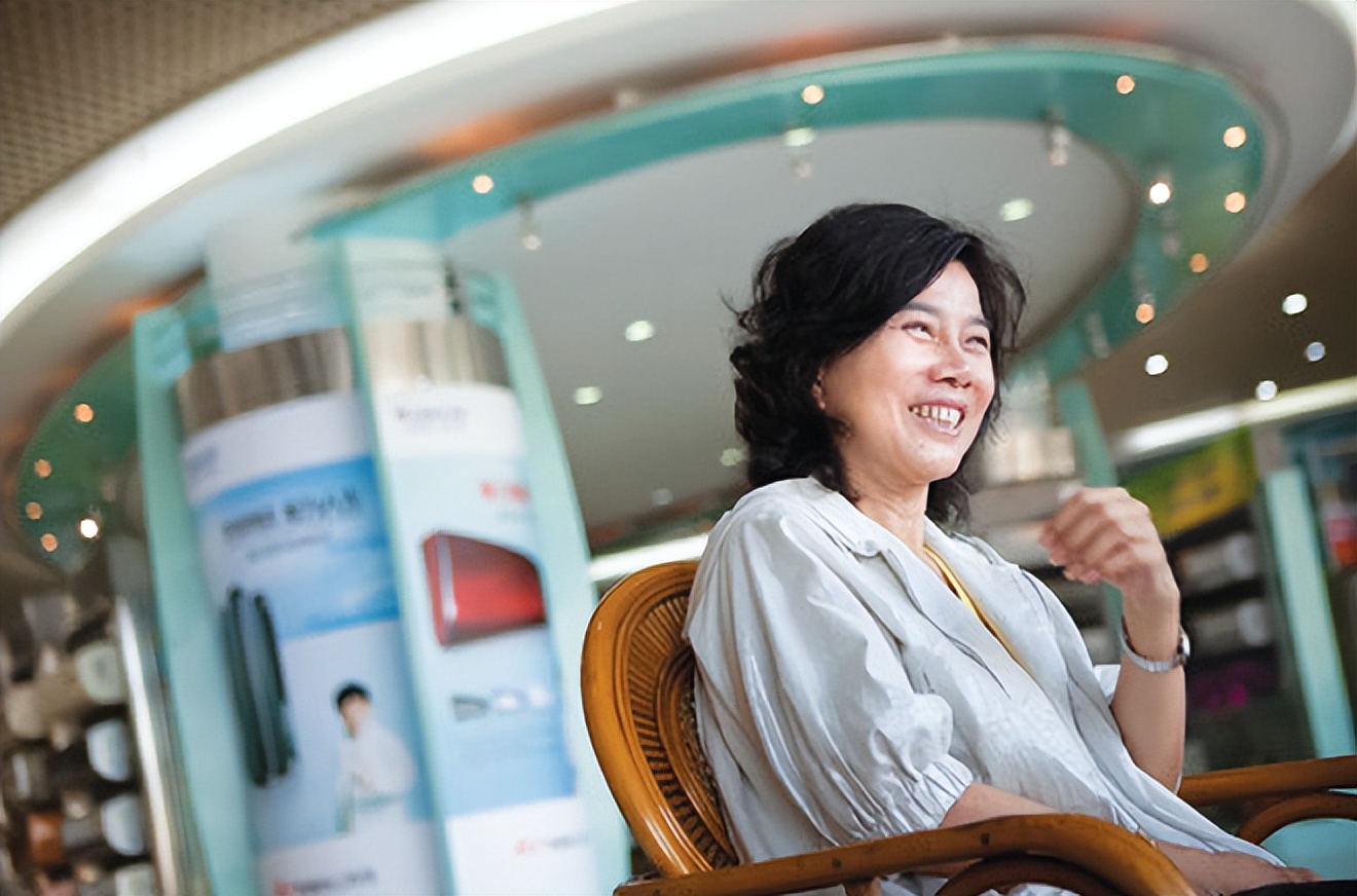 空调天花机格力跟美的哪个更好,格力吸顶空调好还是美的的好