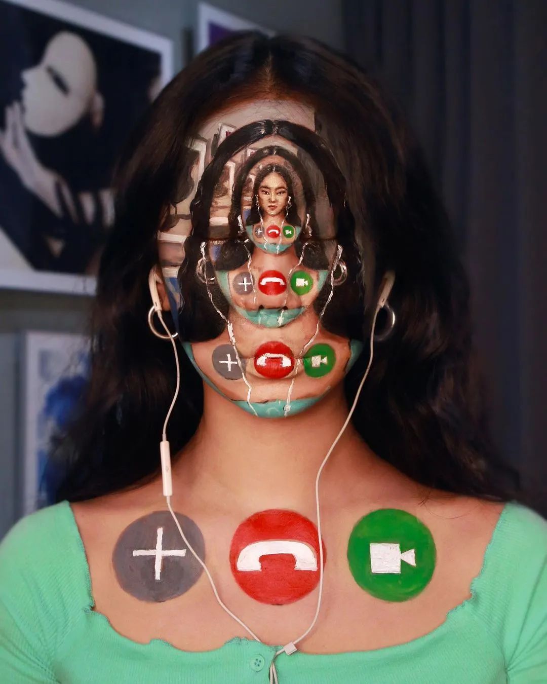 她脱去衣服,在自己皮肤上作画,狂吸63万粉,还能月入百万