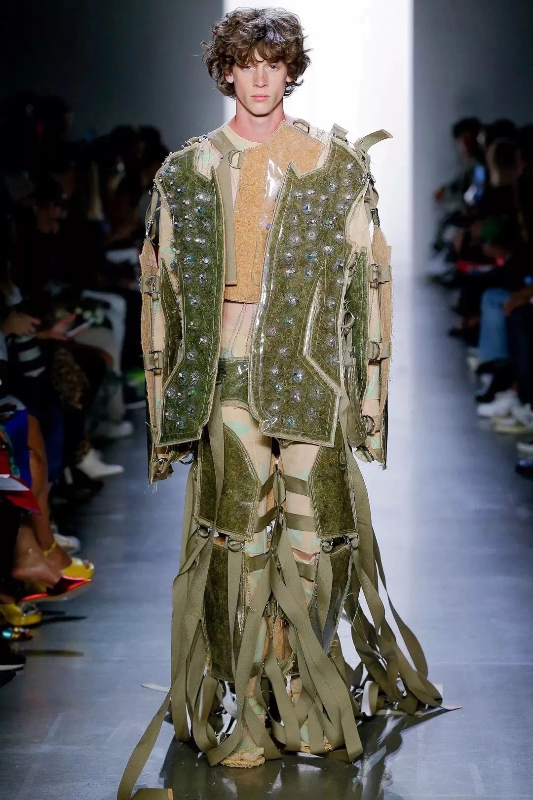 将鲜花封存,变成华服,玩转自然材料的日本设计师