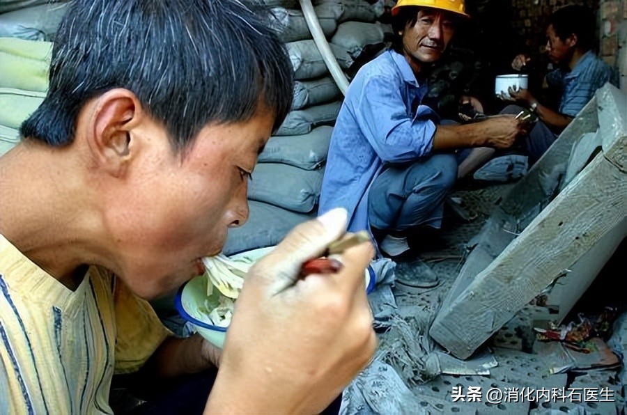 农民工头痛，按脑炎治疗无效，主任查房大怒：这个地方为啥没摸？