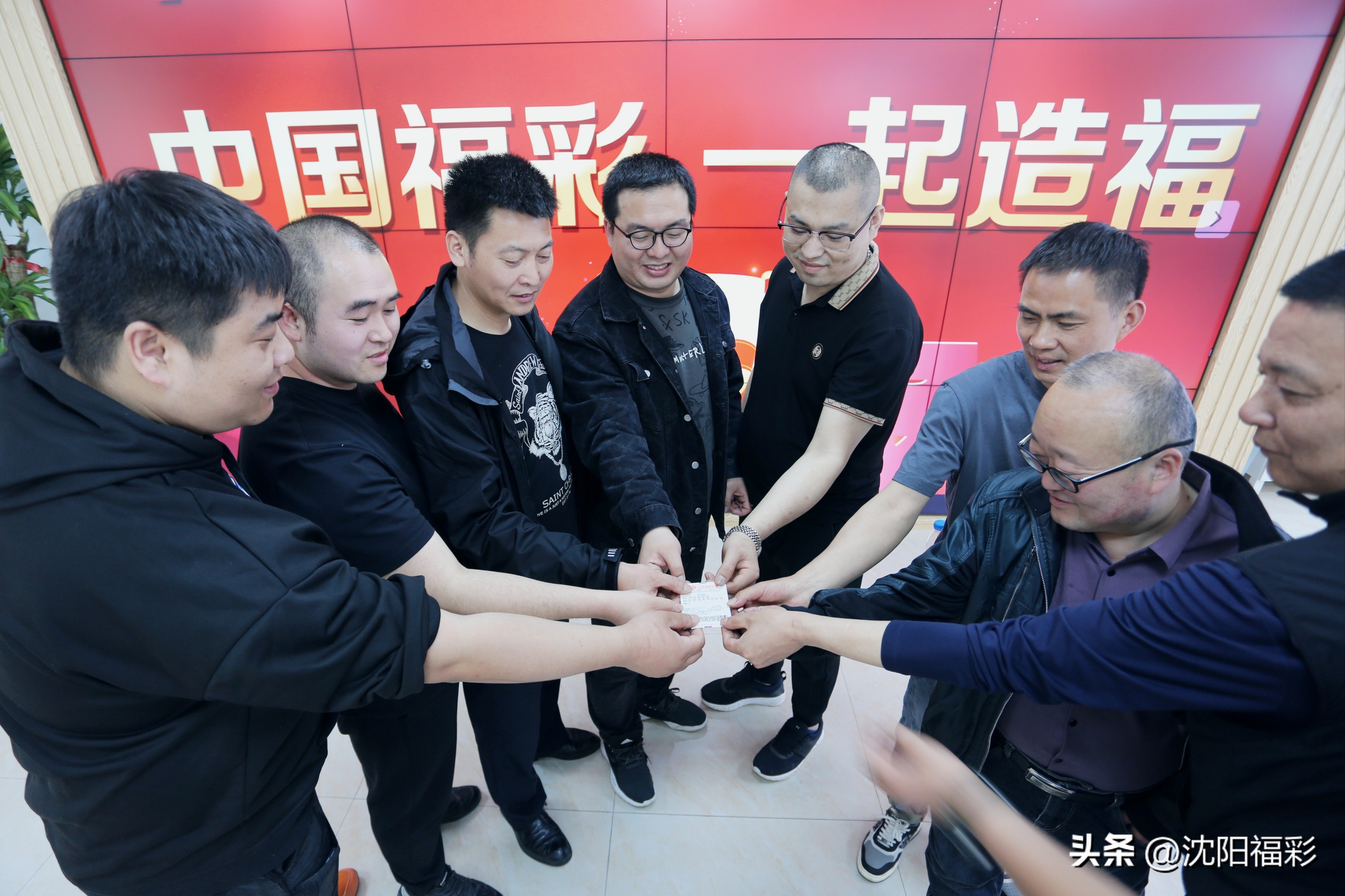 42位彩民合买中609万彩票,彩票选号中了977万