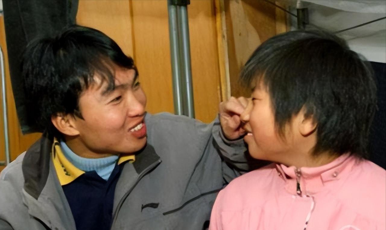 13岁洪战辉现状,洪战辉13岁的肩膀撑起整个家