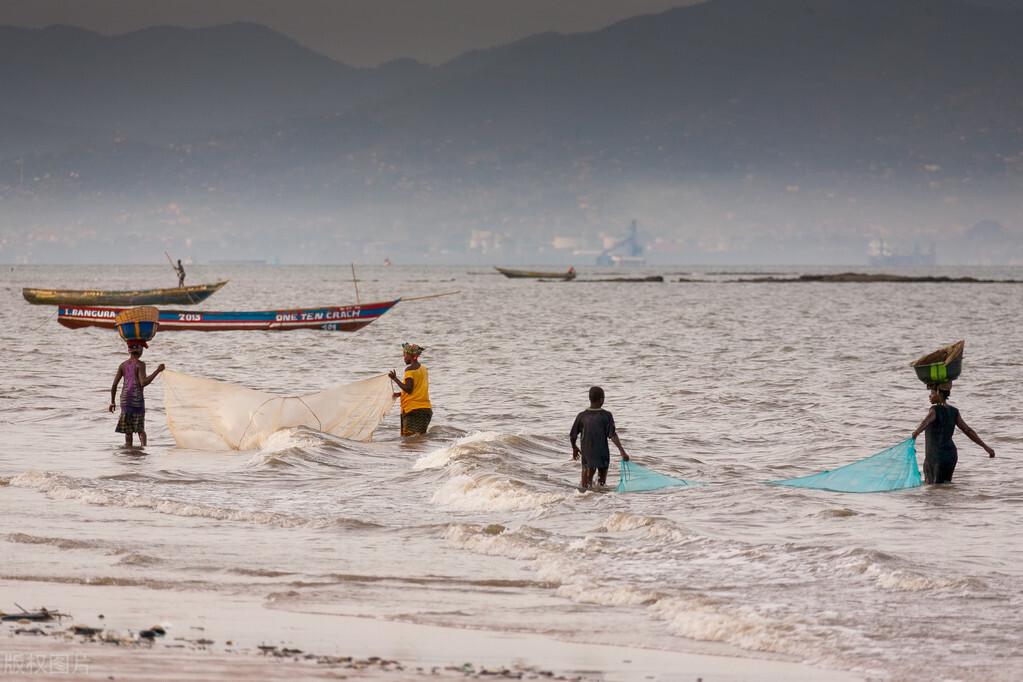 船到丹麦船员体会当地人的生活,去塞拉利昂