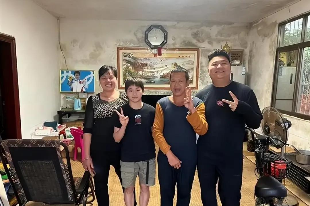 奥运冠军全红婵与他人合影,奥运冠军全红婵简历