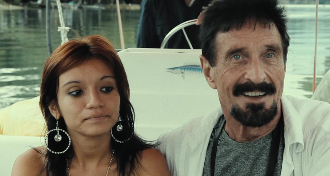 为了拍出这部荒谬的纪录片，他们陪着通缉犯一起逃亡