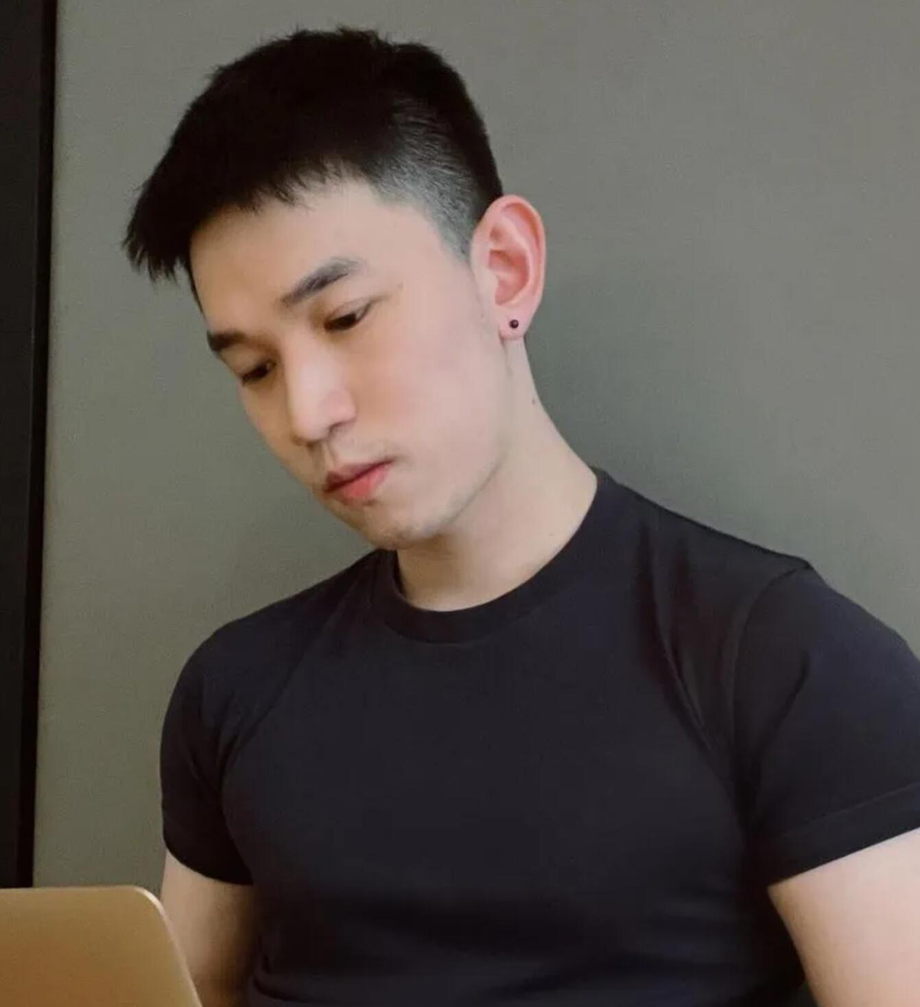 最帅最有魅力最流行的发型,长点的飞机头型男2020流行发型