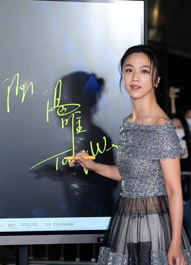 汤唯穿红色连衣裙 (汤唯身穿紫色深v礼服)