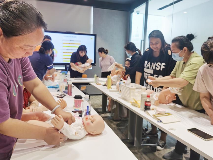 以强大师资力量为基石，益乐宝老师获赠锦旗