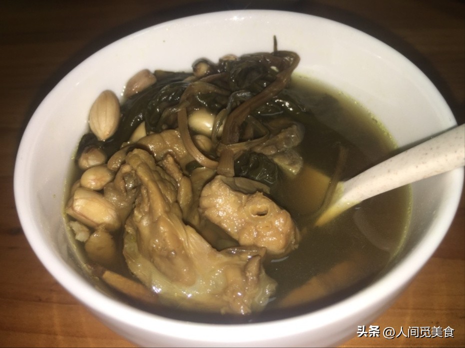 乡下奶奶寄来的菜，被孙媳妇直接扔垃圾桶了，网友：扔哪我去捡