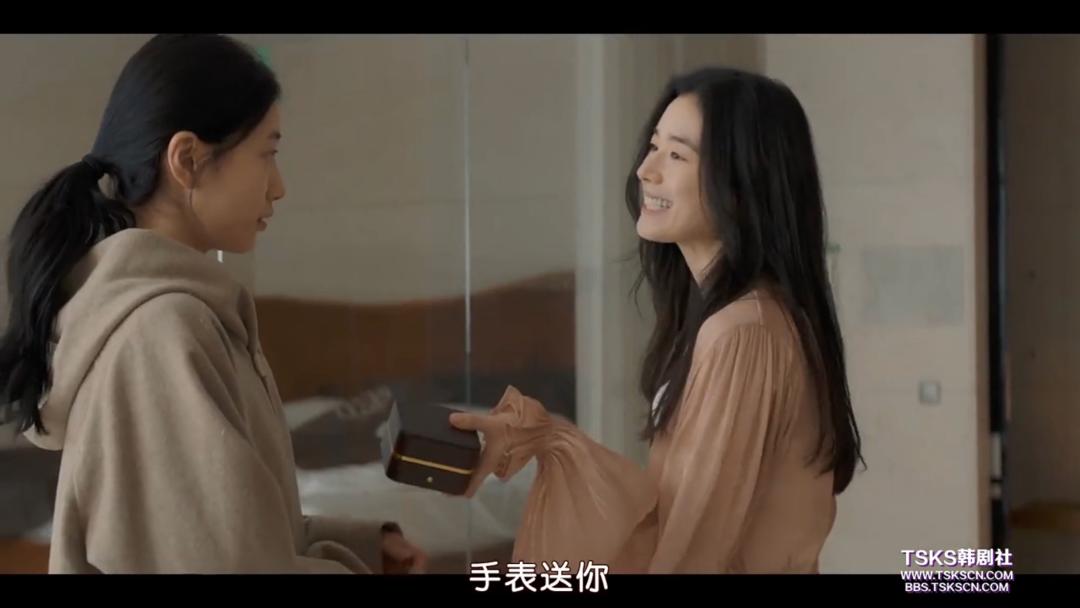 她穿高仿，偷文凭，撒谎无数终成上等人，但谁有资格说她虚荣？