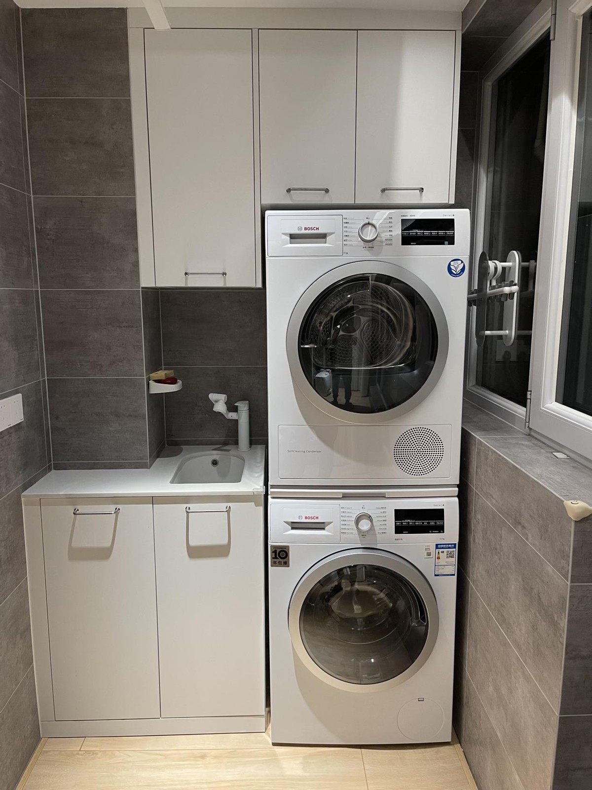 阳台做地台还是通铺瓷砖好,阳台地面铺瓷砖还是地板