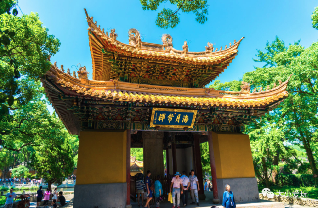 这座颜值逆天的“千岛之城”坐拥金沙白浪，还有机会偶遇荧光海哦