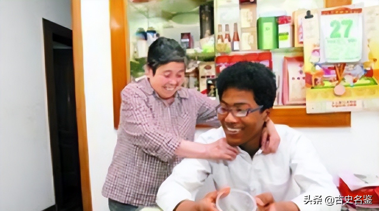 2000年上海阿婆收养黑人弃婴，被子女挥霍250万后，黑人不离不弃