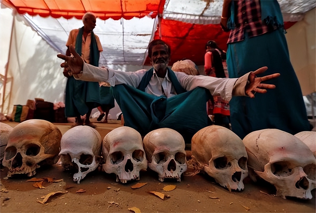 直播卖人骨？22岁美国网红大学生遭网友谴责，家里堆满上百具遗骸