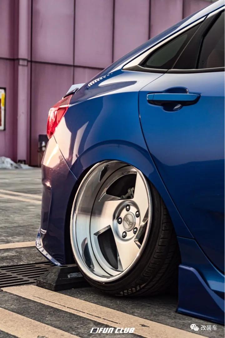 十代思域樱花粉低趴姿态,十代思域炫动蓝低趴姿态