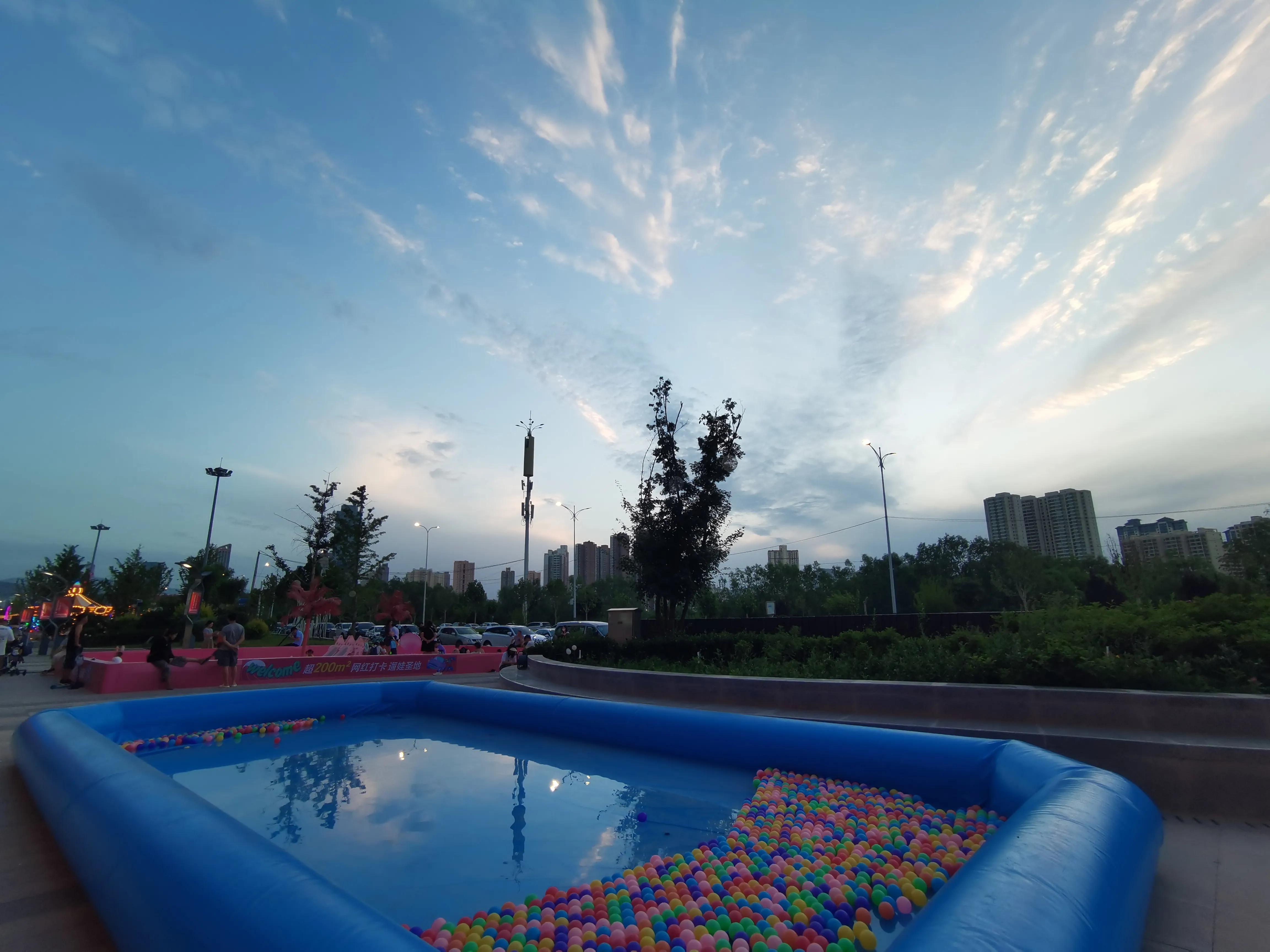 七一开怀赋锦章，锤镰飞彩映朝阳