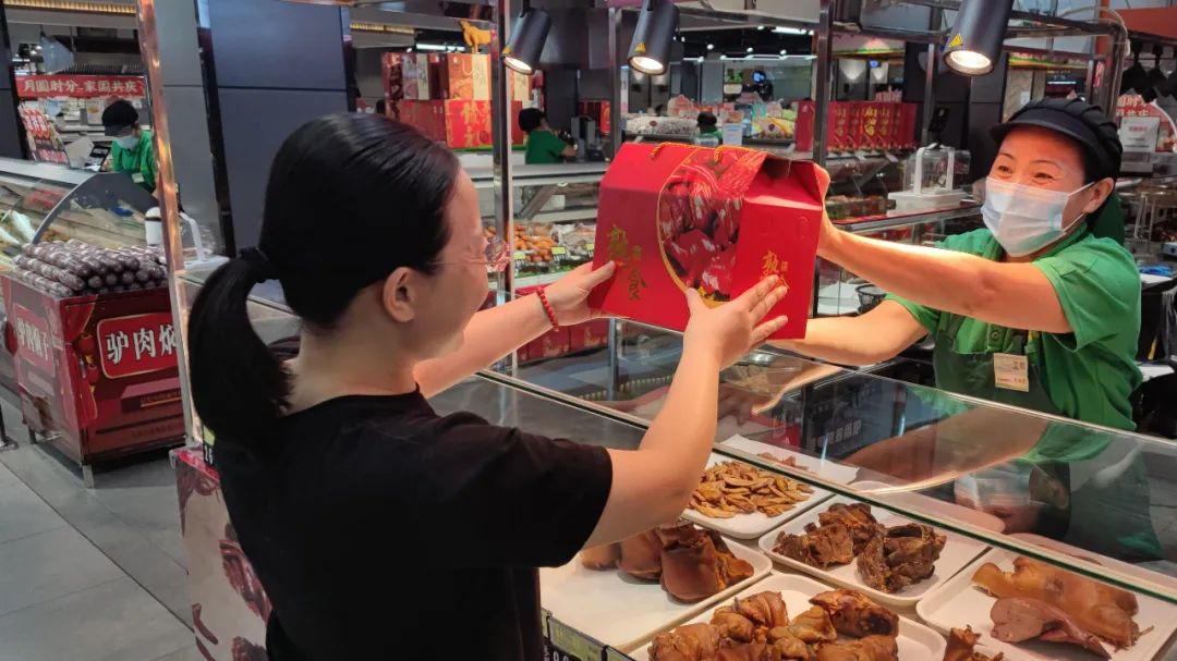 信誉楼有个周大姐,顾客纷纷认可她