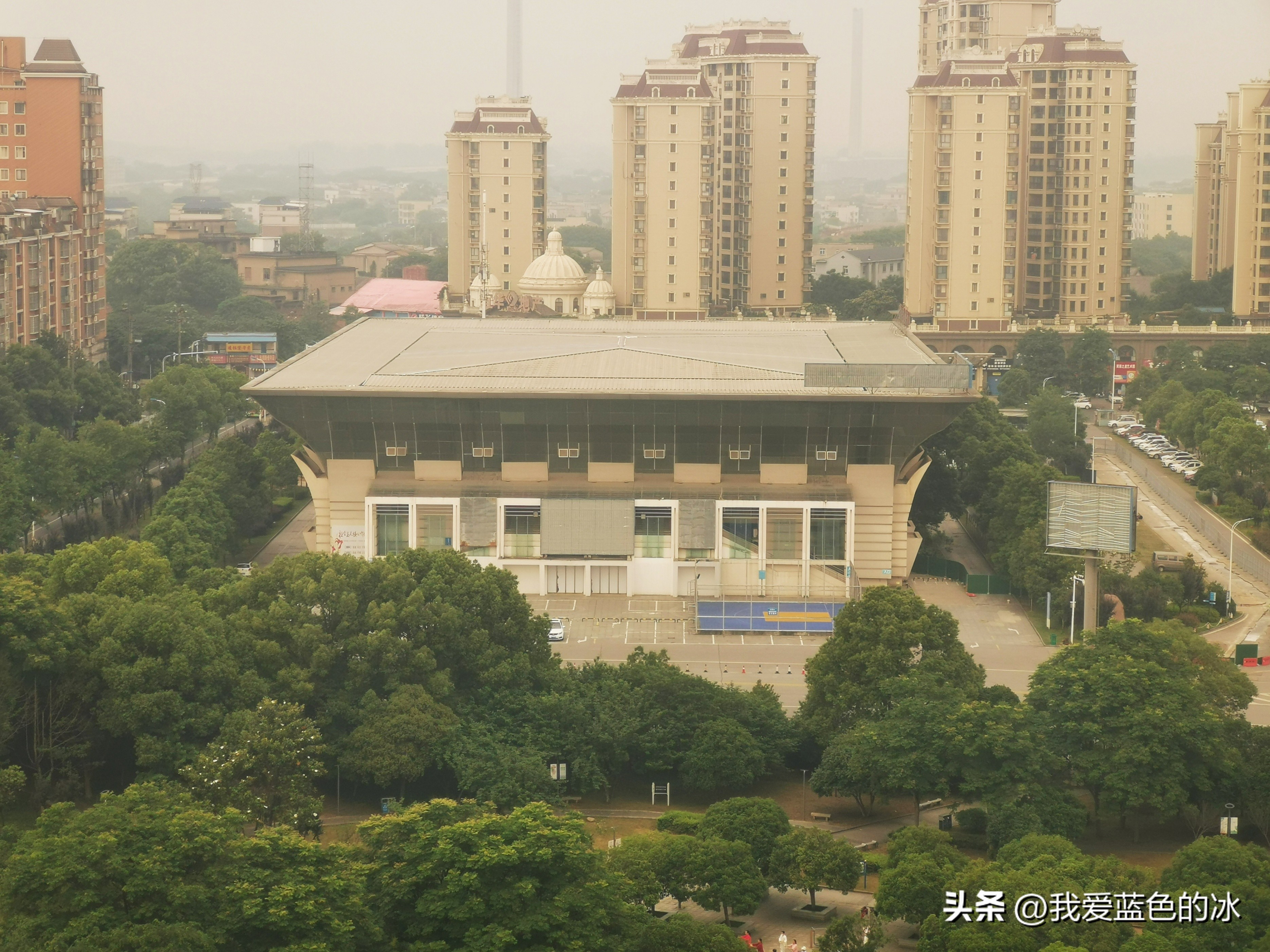 从窗户能看见烟囱,从十一楼往下看全是美景